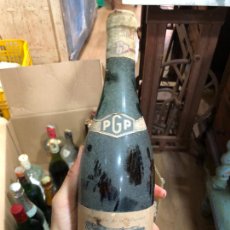 Botellas antiguas: BOTELLA DE VINO MUSCADET ”P. GUÉRIN” - MEDIDAS 30CM / 75CL. Lote 217622842