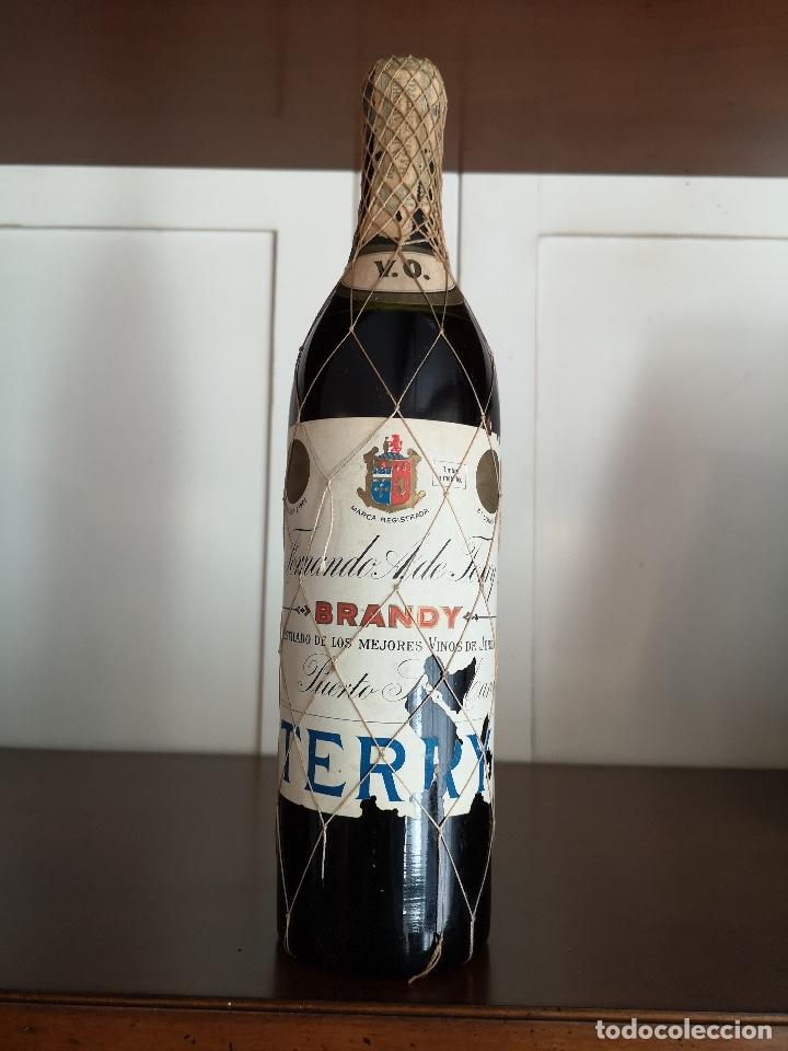 Botellas antiguas: Botella Brandy Terry A&ntilde;os 50 - Foto 1