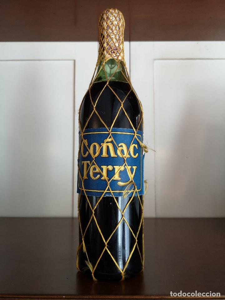 Botellas antiguas: Botella Co&ntilde;ac TERRY a&ntilde;os 50 - Foto 2