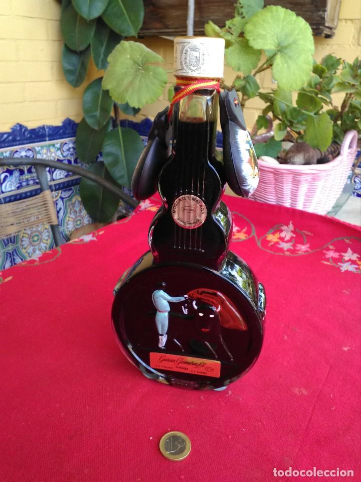 Botellas antiguas: Botella de Moscatel de M&aacute;laga - Foto 1
