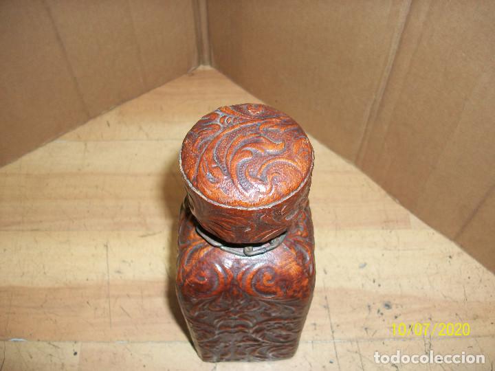 Botellas antiguas: BOTELLA FORRADA EN PIEL - Foto 2