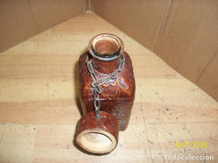 Botellas antiguas: BOTELLA FORRADA EN PIEL - Foto 3
