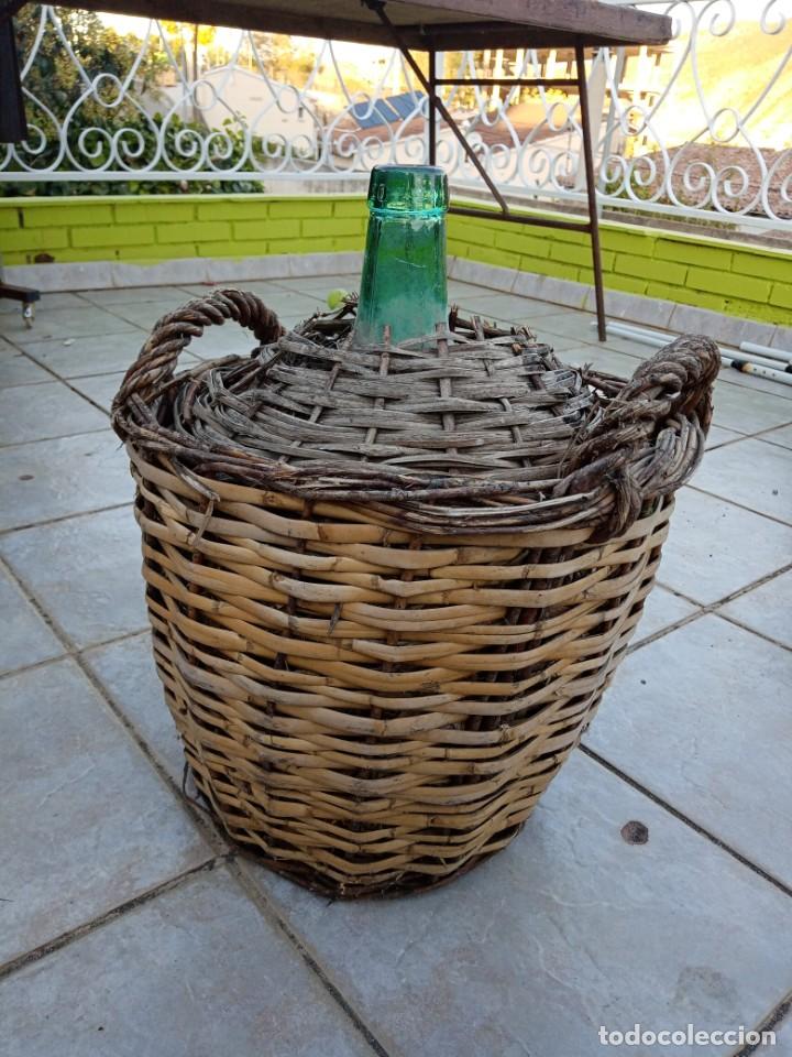 Botellas antiguas: ANTIGUA DAMAJUANA MIMBRE BOCA ESTRECHA - Foto 1