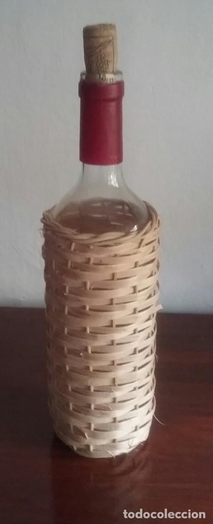 Botellas antiguas: BOTELLA FORRADA EN MIMBRE. CON EL CORCHO ORIGINAL. - Foto 2