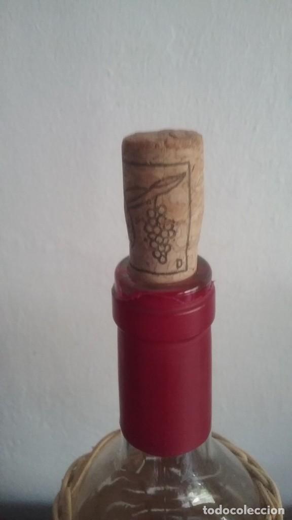 Botellas antiguas: BOTELLA FORRADA EN MIMBRE. CON EL CORCHO ORIGINAL. - Foto 3