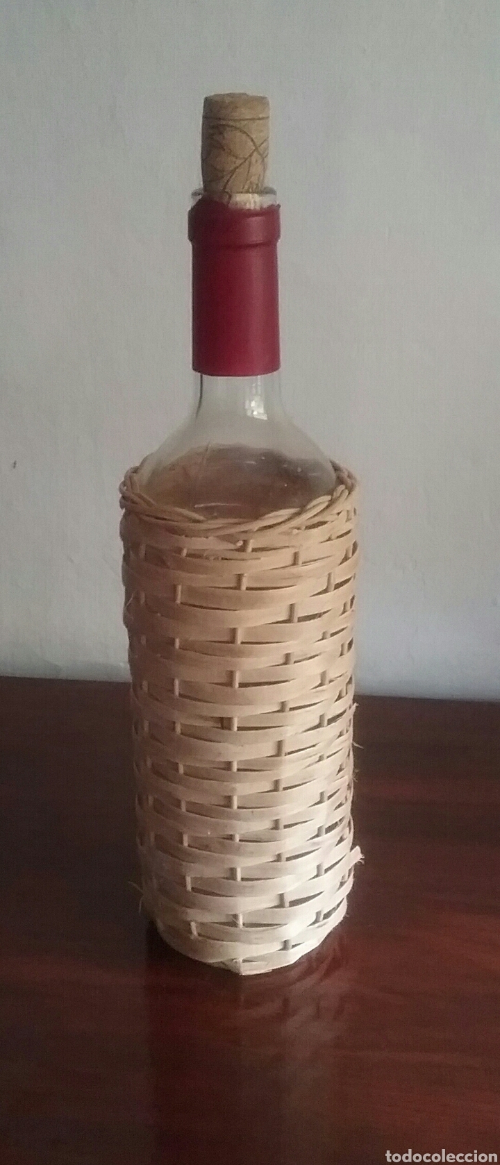 Botellas antiguas: BOTELLA FORRADA EN MIMBRE. CON EL CORCHO ORIGINAL. - Foto 1