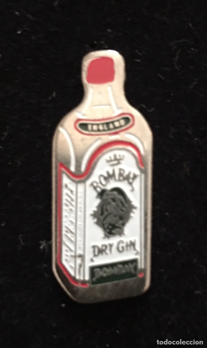 Botellas antiguas: Pin Ginebra Bombay - Foto 1