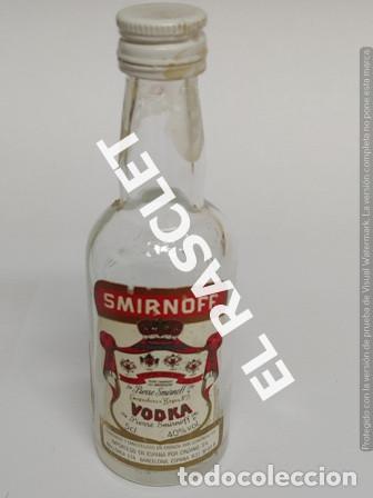 Botellas antiguas: MINI BOTELLA - VODKA - SMIRNOFF - VACIA - - Foto 1