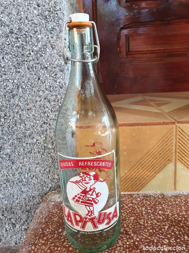 Botellas antiguas: Antigua botella de la pitusa - Foto 1