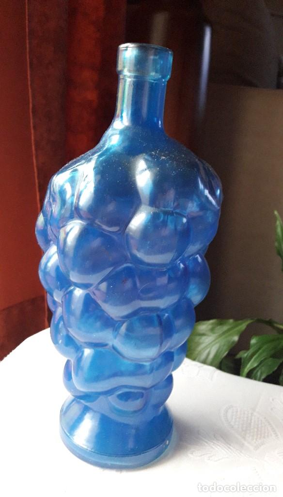 Botellas antiguas: Botella con dise&ntilde;o de uvas en relieve - Foto 1