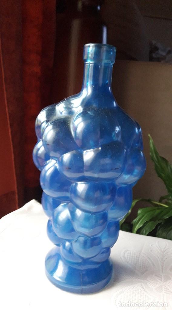 Botellas antiguas: Botella con dise&ntilde;o de uvas en relieve - Foto 2