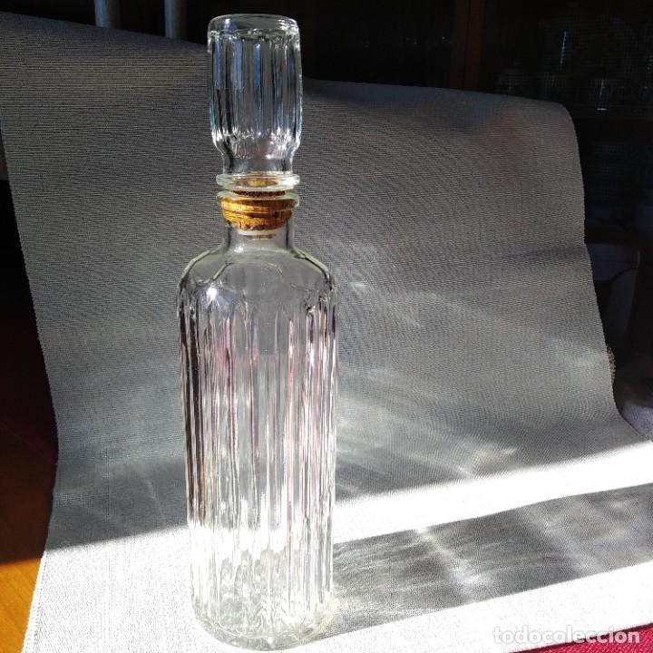 Botellas antiguas: Elegante botella de cristal tallado. - Foto 1