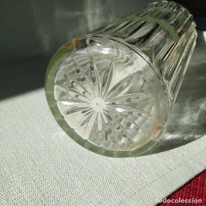 Botellas antiguas: Elegante botella de cristal tallado. - Foto 2