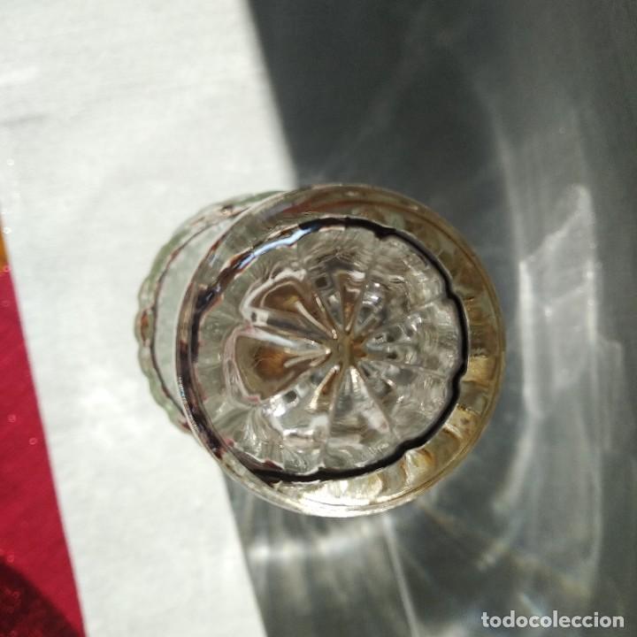 Botellas antiguas: Elegante botella de cristal tallado. - Foto 3
