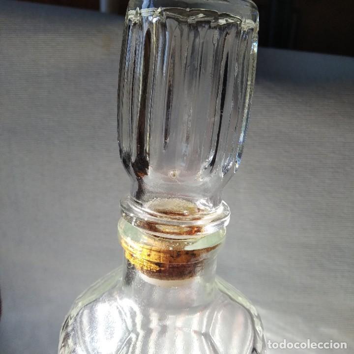 Botellas antiguas: Elegante botella de cristal tallado. - Foto 4