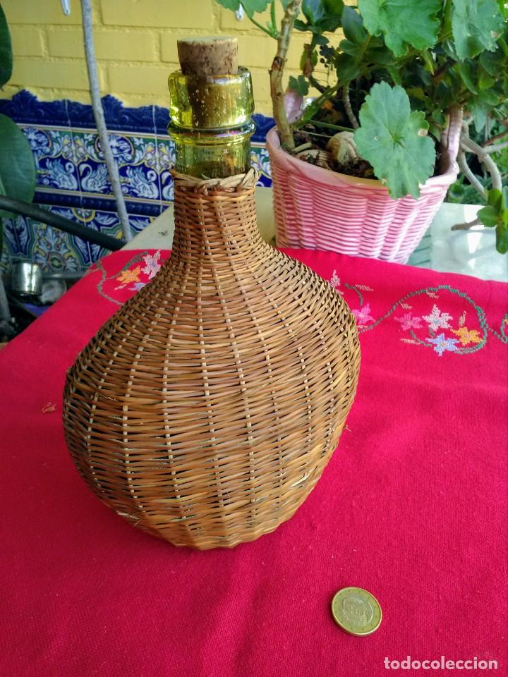 Botellas antiguas: Antigua Botella forrada de mimbre - Foto 1