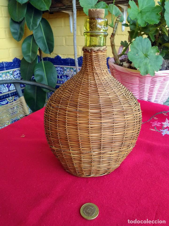 Botellas antiguas: Antigua Botella forrada de mimbre - Foto 2