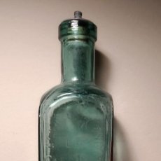 Botellas antiguas: BOTELLA CRISTAL RELIEVE AGUA DE COLONIA LA CARMELA LÓPEZ CARO BARCELONA