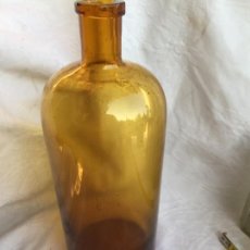 Botellas antiguas: ANTIGUA BOTELLA FARMACIA DE CRISTAL MARRÓN SOPLADA A MANO AÑOS 30-40. Lote 234133010