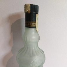 Botellas antiguas: BOTELLA DE AGUARDIENTE ORUJO DE CAFÉ. DAVY. TAVASA. ESPAÑA. 70 CL. 32 CM ALTURA. ESCUDO DE TARIFA