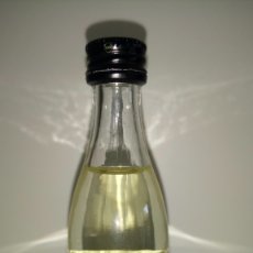 Botellas antiguas: BOTELLIN DE RON VARADERO. CUBA.. Lote 235250900