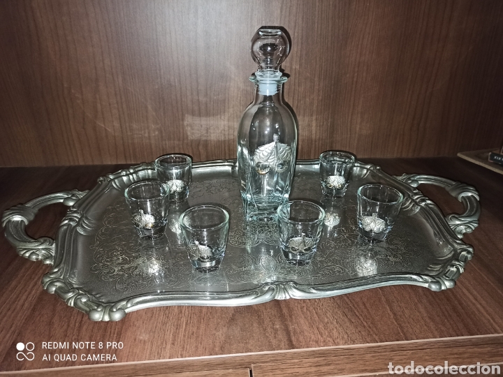 Botellas antiguas: Botella licor y vasos con relieves en plata - Foto 6
