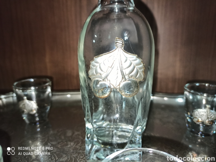 Botellas antiguas: Botella licor y vasos con relieves en plata - Foto 5