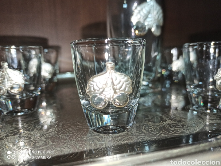 Botellas antiguas: Botella licor y vasos con relieves en plata - Foto 2