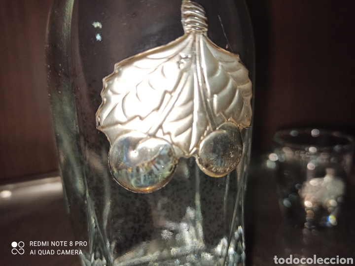 Botellas antiguas: Botella licor y vasos con relieves en plata - Foto 4
