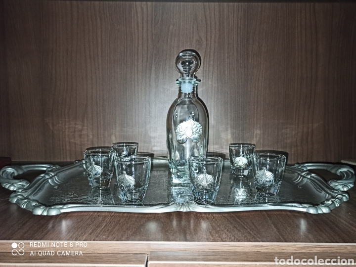 Botellas antiguas: Botella licor y vasos con relieves en plata - Foto 8