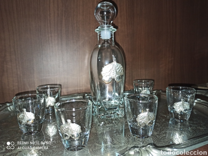 Botellas antiguas: Botella licor y vasos con relieves en plata - Foto 1