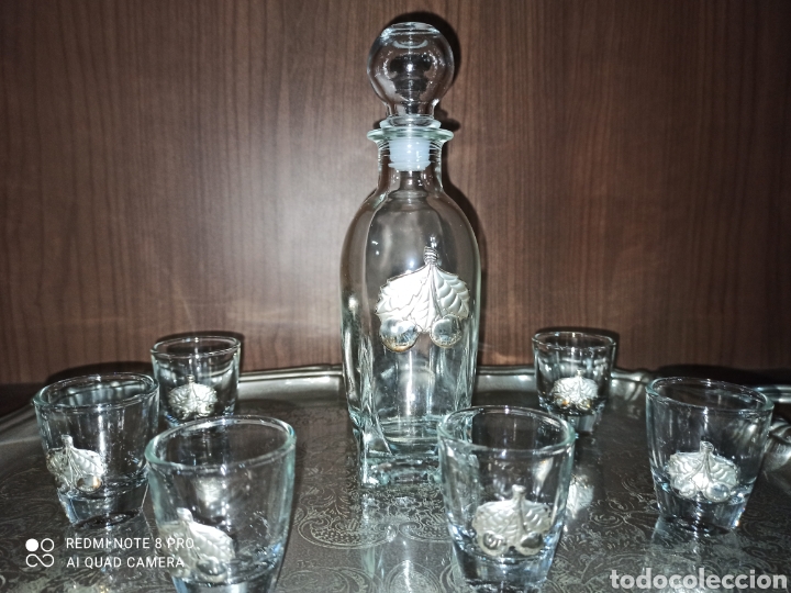 Botellas antiguas: Botella licor y vasos con relieves en plata - Foto 9