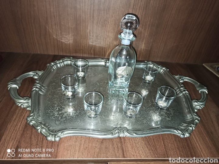 Botellas antiguas: Botella licor y vasos con relieves en plata - Foto 3