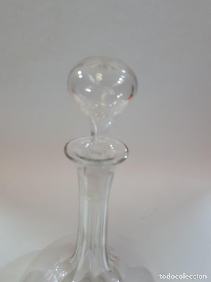 Botellas antiguas: Licorera. Botella cristal tallado. - Foto 2