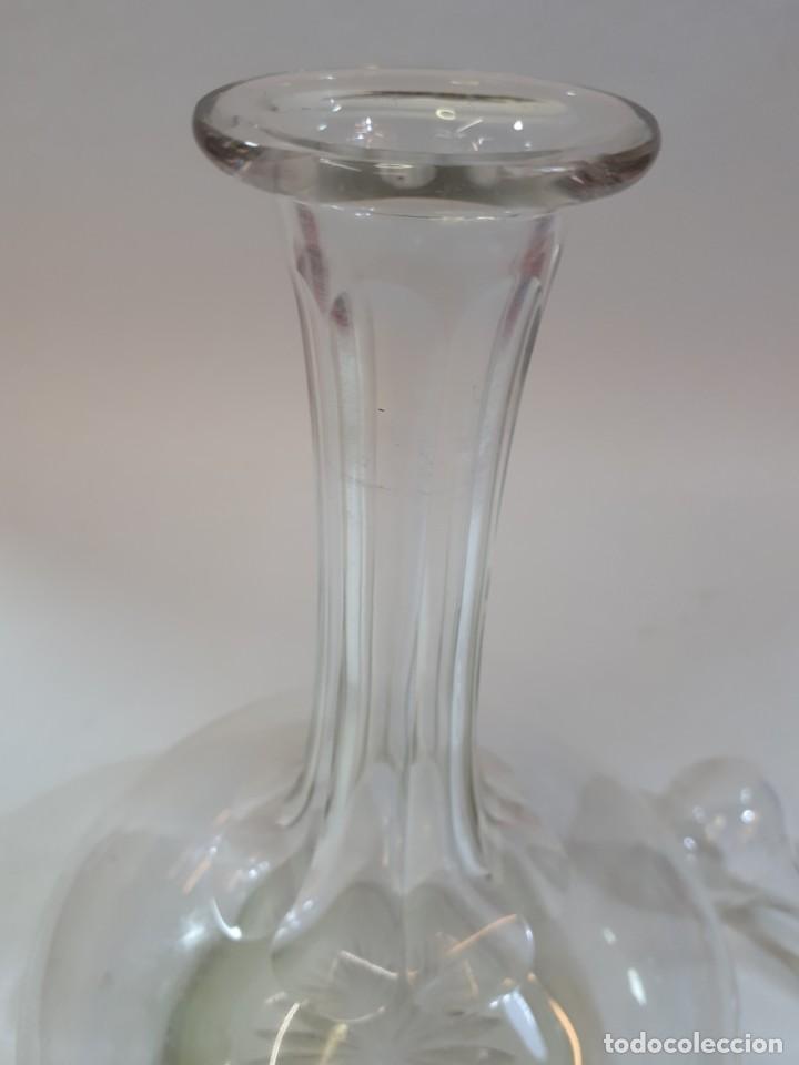 Botellas antiguas: Licorera. Botella cristal tallado. - Foto 8