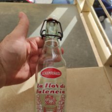 Botellas antiguas: ANTIGUA BOTELLA DE GASEOSA LA FLOR DE VALENCIA - ACHAMPAÑADA -. Lote 236769185