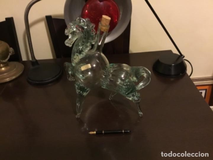 Botellas antiguas: Antigua botella caballo hecha a a mano - Foto 2