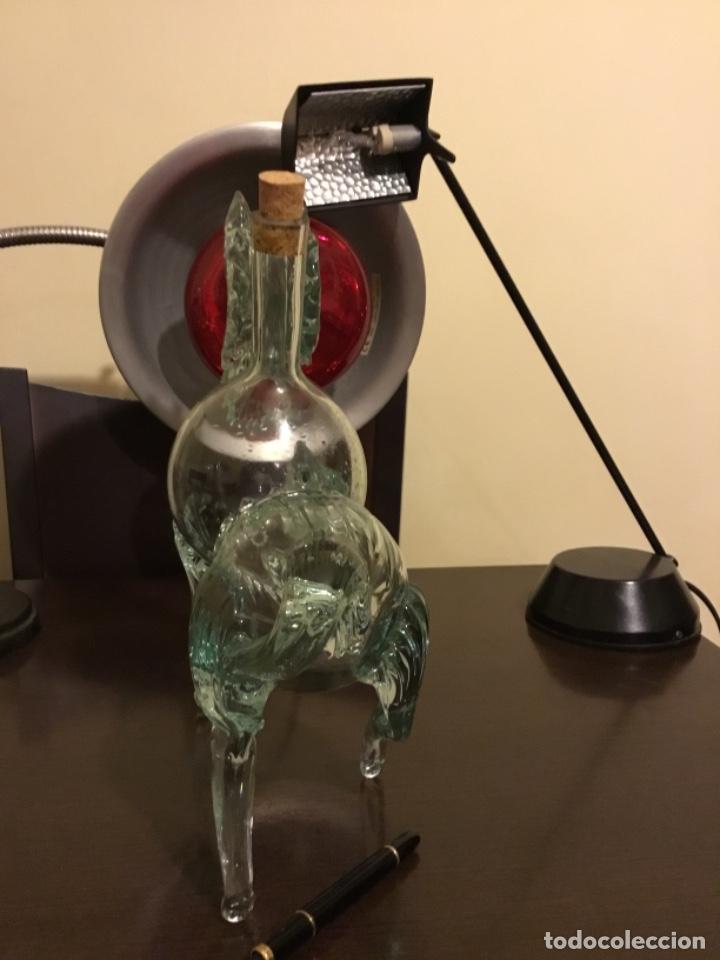 Botellas antiguas: Antigua botella caballo hecha a a mano - Foto 5