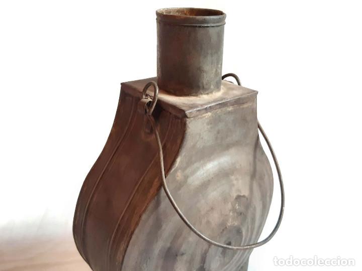 Botellas antiguas: Frasca o botella para l&iacute;quidos en hojadelata. - Foto 2