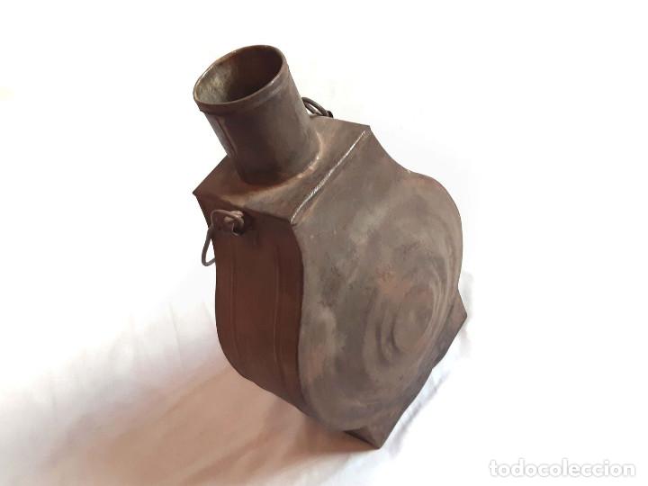 Botellas antiguas: Frasca o botella para l&iacute;quidos en hojadelata. - Foto 3