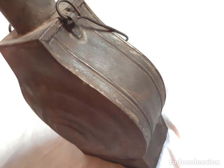 Botellas antiguas: Frasca o botella para l&iacute;quidos en hojadelata. - Foto 4