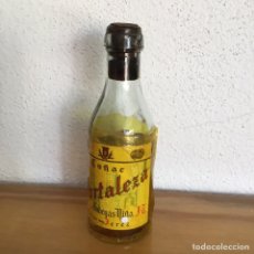 Botellas antiguas: COÑAC FORTALEZA BRANDY DE JEREZ BODEGAS VIÑA LACRADO Y SELLADO ORIGINAL. Lote 238646860