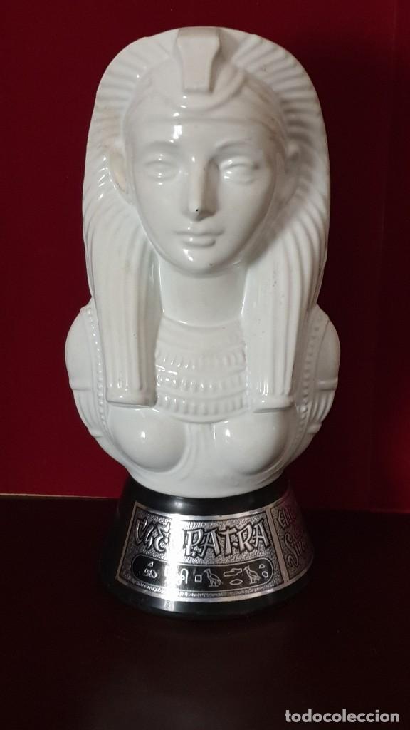 Botellas antiguas: BOTELLA LICOR DE SINUH&Eacute; CLEOPATRA - Foto 1