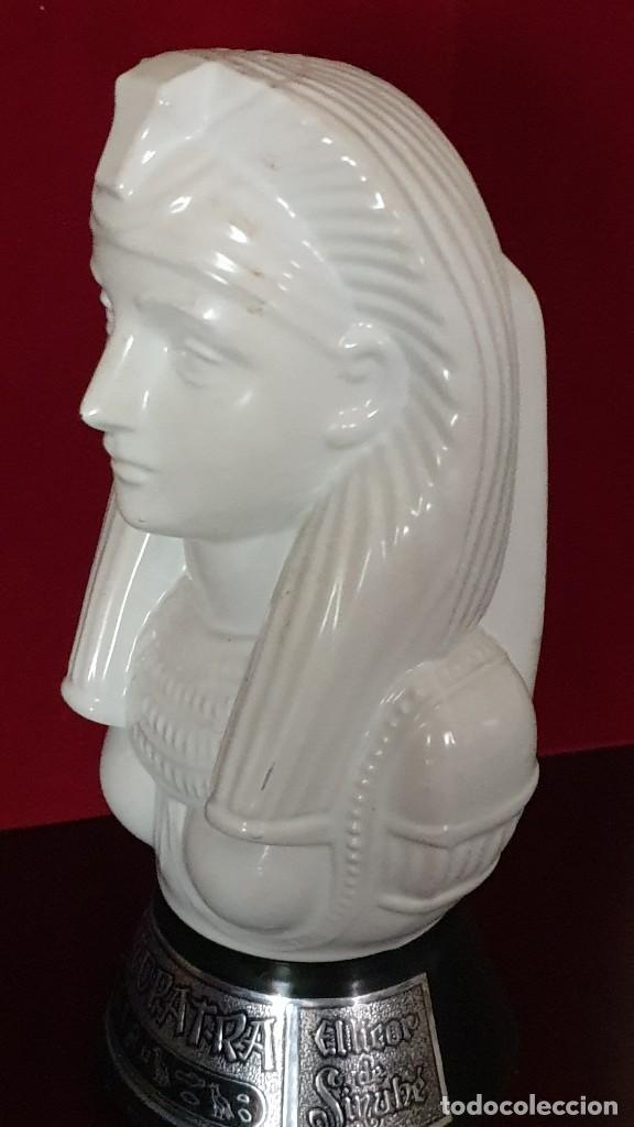 Botellas antiguas: BOTELLA LICOR DE SINUH&Eacute; CLEOPATRA - Foto 4