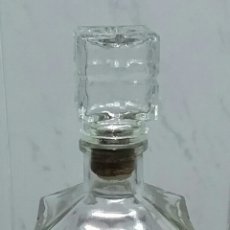 Botellas antiguas: ANTIGUA BOTELLA LICORERA TALLADA.CON TAPÓN MEDIDOR. AÑOS 70. Lote 240105735