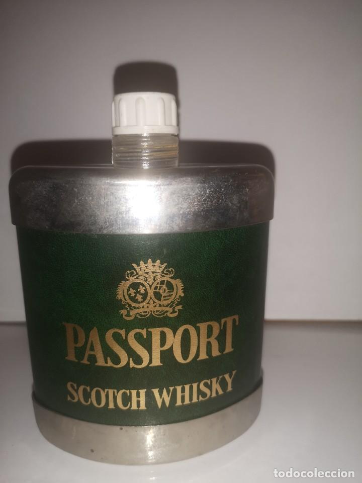 Botellas antiguas: Petaca Passport Scotch Whisky - Foto 1