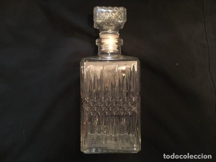 Botellas antiguas: botella cristal con forma cuadrada para licor - Foto 1
