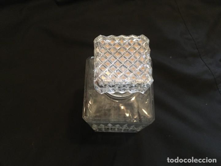 Botellas antiguas: botella cristal con forma cuadrada para licor - Foto 2