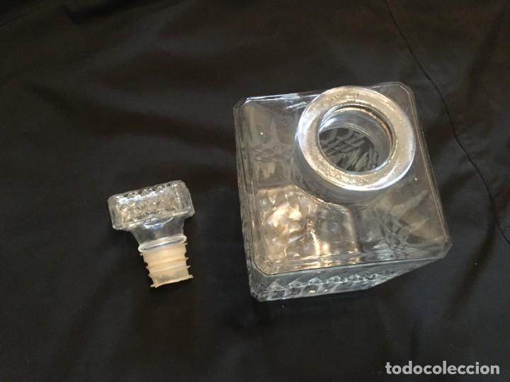 Botellas antiguas: botella cristal con forma cuadrada para licor - Foto 3