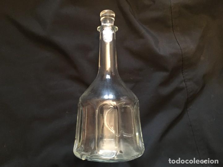 Botellas antiguas: botella con forma rara para licor - Foto 1